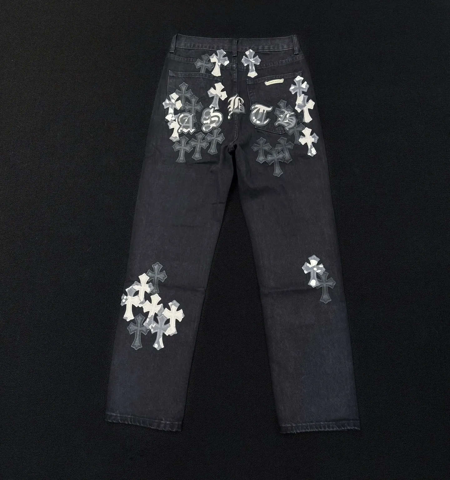 P280 Style number: D362 Chrome Hearts CH Chrome Hearts New York limited edition patchwork leather straight jeans Size: 28 30 32 34 36 (S-XXL) Color: Black Exudes uninhibited personality and unique charm. Every wear and tear is carefully designed to present a unique artistic feel. Imported denim fabric is selected, and after ultra-heavy industrial washing and destruction treatment, the trousers show a super cool effect on the upper body. This is not only a pair of jeans, but also an expression of attitude. With its unique design concept and ultimate pursuit of details, Croxin breaks traditional boundaries and defines the jeans trend in the new era. The trousers are made of double-layer woven fabric and matched with customized hardware, showing an incomparably beautiful and unique style, making every wearer the focus of fashion. Imported denim fabric, super heavy-duty washed and damaged, the upper body is super cool! Customized hardware, incomparably good-looking model. The production process is difficult. It has a high-street feel. Size reference: Pants length 100 102 104 106 106 Waist 72 76 80 84 88 Recommended weight S (about 110 pounds) M (about 140 pounds) L (about 140 pounds) XL (about 165) XXL (about 185)